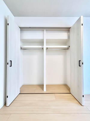 [@`Closet`@ǖʃN[[bg΃^XuKvȂAôȂXbLԂێł܂BꂽXy[XLɊpłBG߂̈ߗނ̕iȂǂՂ[o܂ˁ 
