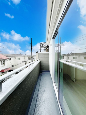 oRj[@`Balcony`@̃oRj[̑Oɂ͉_ȊOɑzՂ̂܂B󕨂₷A薾邭ĈĂ܂Bg₷JIȃoRj[ł