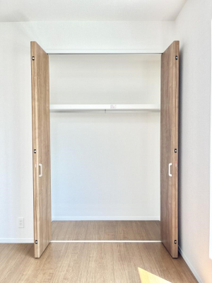 [@`Closet`@ǖʃN[[bg΃^XuKvȂAôȂXbLԂێł܂BꂽXy[XLɊpłBG߂̈ߗނ̕iȂǂՂ[o܂ˁ