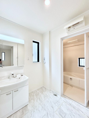 ̑@D`Dressing Room`@邭pE_[[Bgꏊ炱AKȋԂƂȂĂ܂BVv[hbT[̗pĂ܂̂ŁAVyɏo܂B