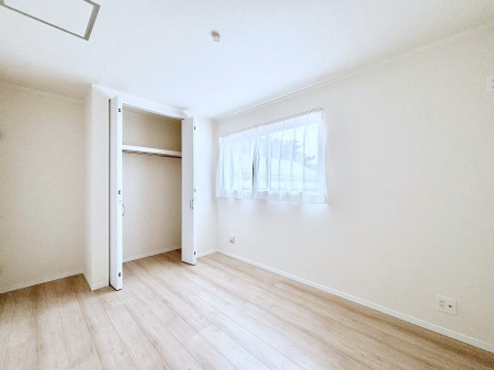 q@D`Bed Room`@q͂qlɂƂđϏdȖ܂Bqlŉ߂Ԃ^邱ƂŁAh׋ԂRƑ܂畔̕Еt|ȂǂƂɌq܂B