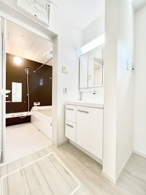 ̑@`Dressing Room`  \ȑ傫̐ʑ͎[鎖ȂAgȂ݃`FbN⎕ȂǁA̍QԂłzeCNȃXy[Xŗ]TƂƂĒ܂B