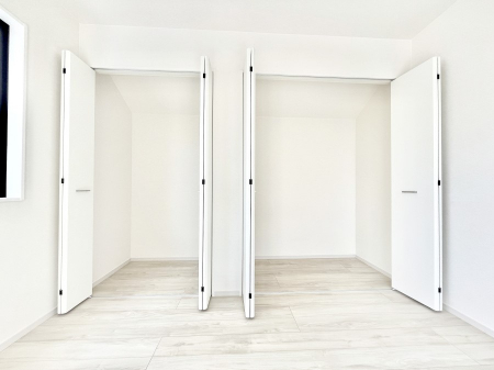 [@`Closet`@ǖʃN[[bg΃^XuKvȂAôȂXbLԂێł܂BꂽXy[XLɊpłBG߂̈ߗނ̕iȂǂՂ[o܂ˁ