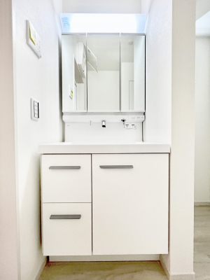 ʑEʏ@`Dressing Room`  FœꂳĂƁAXbLƐۂ܂B  ̗ɂ͂ՂƎ[Xy[XWI  ́AVv@\dāB