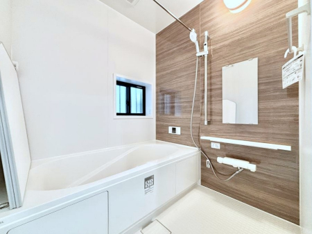 @B`Bath Room`@t̃oX[́Ǎ薾邭C̗ǂԂłB邱ƂŁACǍDB芰oX[ŁÃoX^Cy݂ɂȂ肻łB