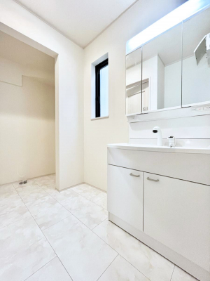 ̑@B`Dressing Room`  FœꂳĂƁAXbLƐۂ܂B  ̗ɂ͂ՂƎ[Xy[XWI 