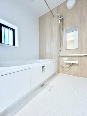 @B`Bath Room`@t̃oX[́Ǎ薾邭C̗ǂԂłB邱ƂŁACǍDB芰oX[ŁÃoX^Cy݂ɂȂ肻łB