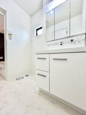 ̑@`Dressing Room`  \ȑ傫̐ʑ͎[鎖ȂAgȂ݃`FbN⎕ȂǁA̍QԂłzeCNȃXy[Xŗ]TƂƂĒ܂B