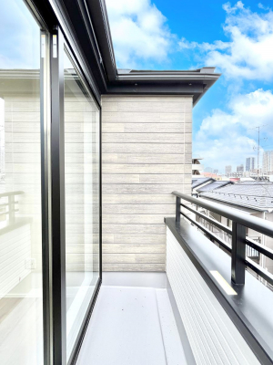 oRj[@`Balcony`  傫ȋɈ͂܂ꂽĈƁBoRj[`ň|IȊJɕ܂܂B  oRj[͗z݂zc󕨂C悭Ƃł܂B