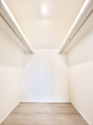 ̑@A`Walk-in Closet`@̗mĂVɂȂɂEH[NCN[[bgBmȊOɂAigȂƓdX[cP[XAXgbNiȂǉłЕtԂłB