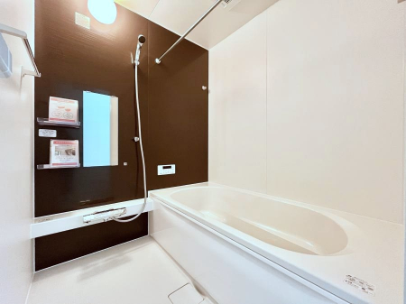 @`Bath Room`@L΂ē邱Ƃ\I̔MdȃoX^CłBqlƂꏏł\ȍLȂ̂ŁArOƂ͈ƑcR̂ЂƎy݂܂B