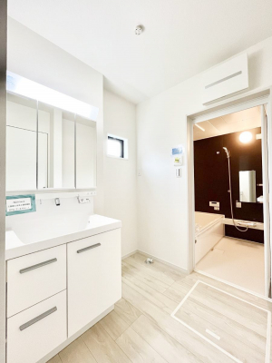 ̑@`Dressing Room`@邭pE_[[Bgꏊ炱AKȋԂƂȂĂ܂BVv[hbT[̗pĂ܂̂ŁAVyɏo܂B