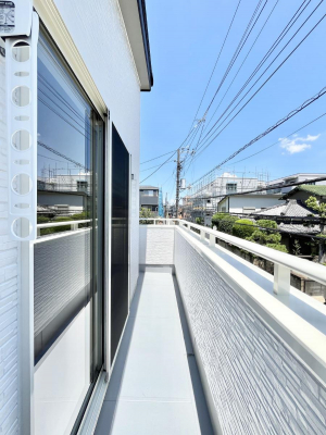 oRj[@`Balcony`  傫ȋɈ͂܂ꂽĈƁB  oRj[`ň|IȊJɕ܂܂B  oRj[͗z݂zc󕨂C悭Ƃł܂B