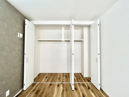 [@`Closet`@ǖʃN[[bg΃^XuKvȂAôȂXbLԂێł܂BꂽXy[XLɊpłBG߂̈ߗނ̕iȂǂՂ[o܂ˁ