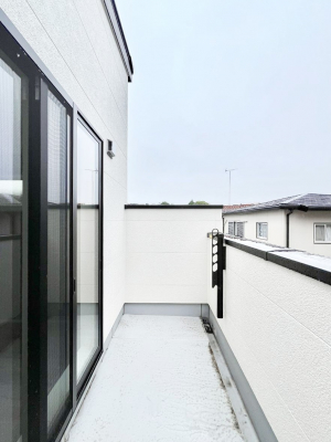oRj[@4`Balcony`@傫ȋɈ͂܂ꂽĈƁBoRj[`ň|IȊJɕ܂܂BoRj[͗z݂zc󕨂C悭Ƃł܂B