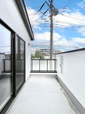 oRj[@`Balcony`  傫ȋɈ͂܂ꂽĈƁB  oRj[`ň|IȊJɕ܂܂B  oRj[͗z݂zc󕨂C悭Ƃł܂B