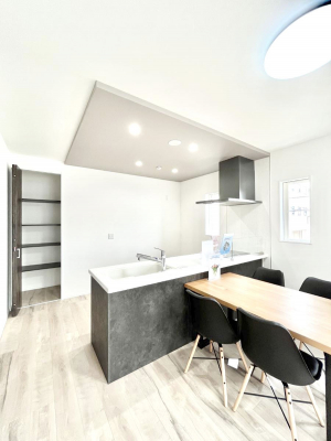 Lb`@`Kitchen`  rOnJE^[Lb`B  ȂƑƃR~jP[VƂ邾łȂA傫ȊJ邱Ƃł܂B  ql̐邱Ƃł܂ˁI