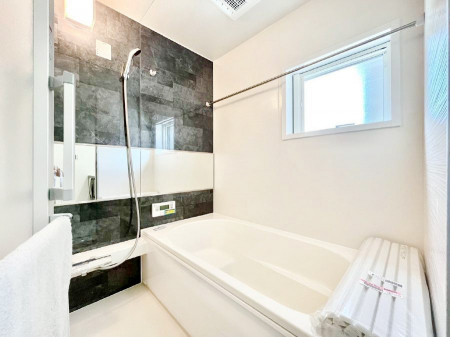 @P`Bath Room`@t̃oX[́Ǎ薾邭C̗ǂԂłB邱ƂŁACǍDB芰oX[ŁÃoX^Cy݂ɂȂ肻łB