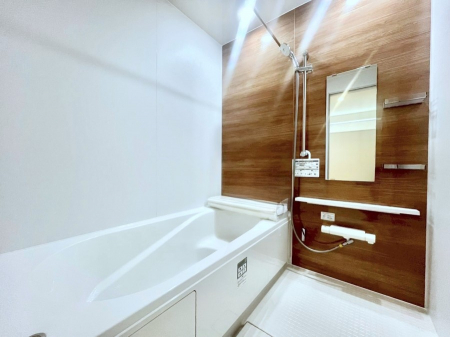 @P`Bath Room`  LXƂ͋C̗ǂoX[B  qlƈꏏɂCɓy݁Avöy[W܂؂ȏuԁB  X̔tbVłłB