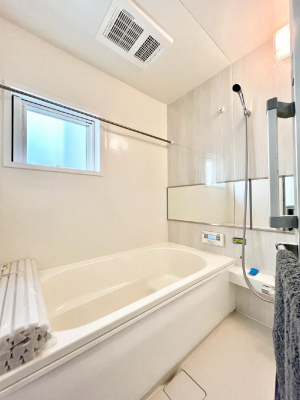 @P`Bath Room`@L΂ē邱Ƃ\I̔MdȃoX^CłBqlƂꏏł\ȍLȂ̂ŁArOƂ͈ƑcR̂ЂƎy݂܂B