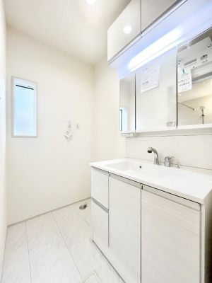 ̑@`Dressing Room`@ÂȂ肪Ȑʏƍ̌ƊC\Ȃ̂ŋC悭g܂BOʋ^Cv̐ʑ͋[ŎU炩肪ȐʏXbL