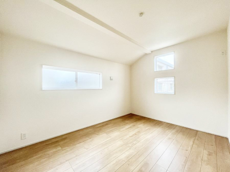 q@`Bed Room`@q͂qlɂƂđϏdȖ܂Bqlŉ߂Ԃ^邱ƂŁAh׋ԂRƑ܂畔̕Еt|ȂǂƂɌq܂B