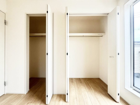 [@`Closet`@ǖʃN[[bg΃^XuKvȂAôȂXbLԂێł܂BꂽXy[XLɊpłBG߂̈ߗނ̕iȂǂՂ[o܂ˁ