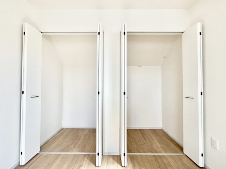 [@`Closet`@ǖʃN[[bg΃^XuKvȂAôȂXbLԂێł܂BꂽXy[XLɊpłBG߂̈ߗނ̕iȂǂՂ[o܂ˁ