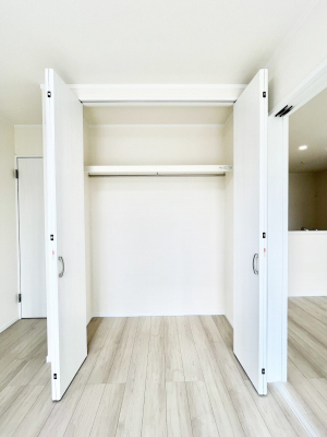 [@`Closet`@ǖʃN[[bg΃^XuKvȂAôȂXbLԂێł܂BꂽXy[XLɊpłBG߂̈ߗނ̕iȂǂՂ[o܂ˁ