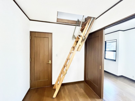 q@`Bed Room`@q͂qlɂƂđϏdȖ܂Bqlŉ߂Ԃ^邱ƂŁAh׋ԂRƑ܂畔̕Еt|ȂǂƂɌq܂B