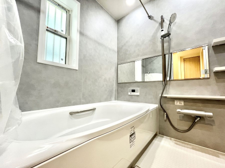 @`Bath Room`@L΂ē邱Ƃ\I̔MdȃoX^CłBqlƂꏏł\ȍLȂ̂ŁArOƂ͈ƑcR̂ЂƎy݂܂B