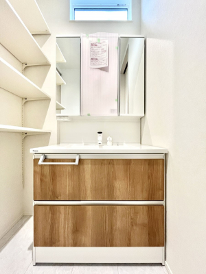 ʑEʏ@`Dressing Room`@邭pE_[[Bgꏊ炱AKȋԂƂȂĂ܂BVv[hbT[̗pĂ܂̂ŁAVyɏo܂B