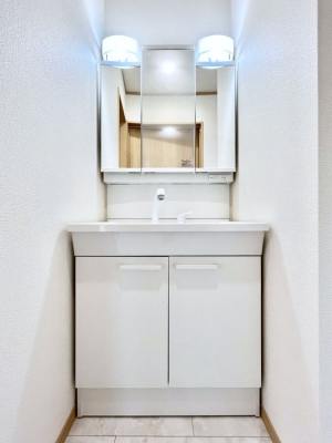 ʑEʏ@`Dressing Room`  FœꂳĂƁAXbLƐۂ܂B  ̗ɂ͂ՂƎ[Xy[XWI  ́AVv@\dāB