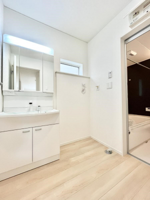 ̑@Q`Dressing Room`  \ȑ傫̐ʑ͎[鎖ȂAgȂ݃`FbN⎕ȂǁA̍QԂłzeCNȃXy[Xŗ]TƂƂĒ܂B