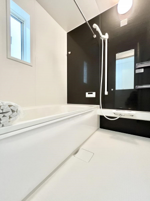 @Q`Bath Room`@L΂ē邱Ƃ\I̔MdȃoX^CłBqlƂꏏł\ȍLȂ̂ŁArOƂ͈ƑcR̂ЂƎy݂܂B