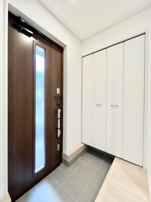 ց@Q`Entrance`  Ƃ̏oŖgp̂ցB  ؍ݎԂ͒ZĂAւ̈ۂ͉Ƃ̑ۂEƌĂߌł͂܂B  IVȃhA疾邢܂