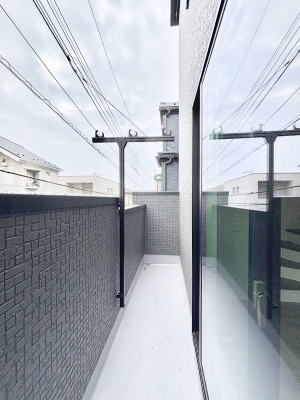 �o���R�j�[�@�������Q�������`Balcony�`  �傫�ȋ�Ɉ͂܂ꂽ�C�����̂����ƁB  �o���R�j�[��`�������ň��|�I�ȊJ�����ɕ�܂�܂��B  �o���R�j�[�͗z���������݂��z�c����󕨂��C�����悭�������Ƃ��ł��܂��B