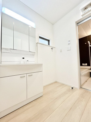 ̑@Q`Dressing Room`  \ȑ傫̐ʑ͎[鎖ȂAgȂ݃`FbN⎕ȂǁA̍QԂłzeCNȃXy[Xŗ]TƂƂĒ܂B