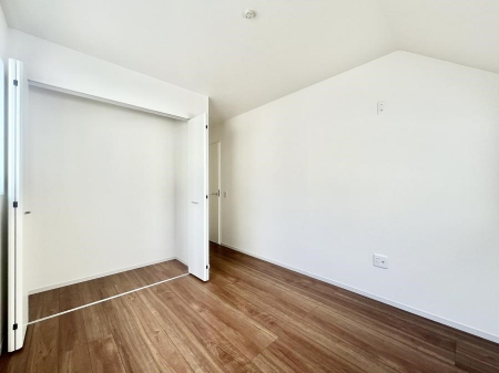 q@P`Bed Room`@q͂qlɂƂđϏdȖ܂Bqlŉ߂Ԃ^邱ƂŁAh׋ԂRƑ܂畔̕Еt|ȂǂƂɌq܂B