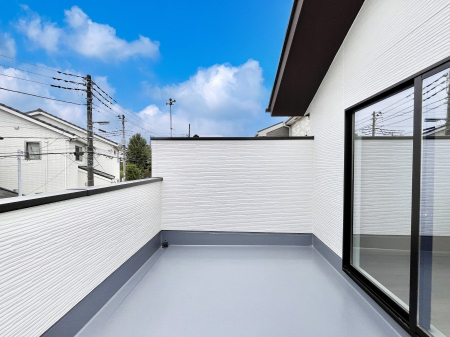 oRj[@`Balcony`@̃oRj[̑Oɂ͉_ȊOɑzՂ̂܂B󕨂₷A薾邭ĈĂ܂Bg₷JIȃoRj[ł