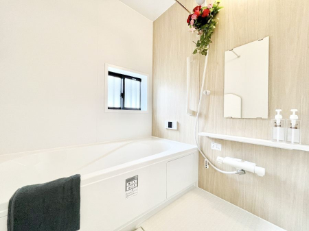 �����@������B�������`Bath Room�`�@���t���̃o�X���[���́A�̌������薾�邭�C�����̗ǂ���Ԃł��B�������邱�ƂŁA���C�����ǍD�B������芰����o�X���[���ŁA�����̃o�X�^�C�����y���݂ɂȂ肻���ł��B