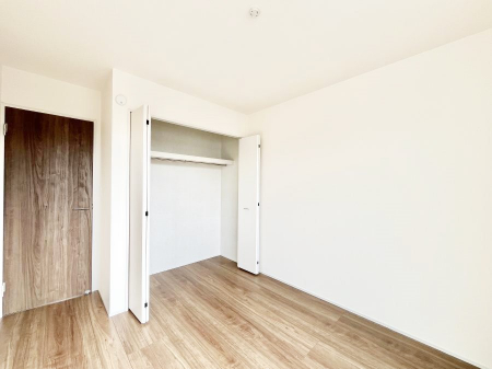 �Q���@������B�������`Bed Room�`  �S�����ɂ͎��[�N���[�[�b�g�������I���i�g���̂��m���⏬���͂������A�G�ߕ��̂��m���Ȃǂ���������Ɛ������ڂ����܂������܂��B  ������Ԃ��L���g�p�ł��܂��ˁB