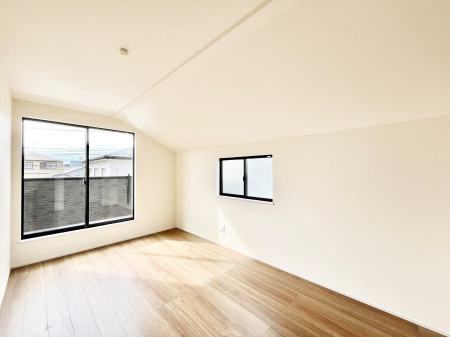 �q�������@������B�������`Bed Room�`  �u��������������l�v�Ƃ��v�w�ł�����肭�낰��Q���B  �����̉Ǝ��₨�d���ɔ�ꂽ���̓t�J�t�J�̃x�b�g�Ŗ�����Ă��������B�e���r��{�I�������Ă����K�ȍL����������