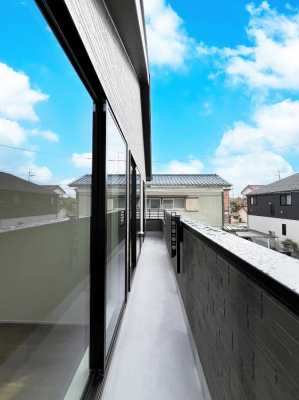 �o���R�j�[�@������B�������`Balcony�`�@�쑤�ɐݒu���ꂽ���C�h�o���R�j�[�B�S�n�悢�z�˂���g���ȕ����y���ނ��Ƃ��o���܂��B���ꂽ���ɂ͂����Ղ�̐��󕨂�z�c�������܂��I�g���₷���J���I�ȃo���R�j�[�ł���