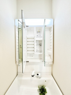 ���̑����ρ@�ݔ���B�������O�ʋ��̗��ɁA���ϕi��q���p�i�Ȃǂ����[�\�B���ʑ����������ƕۂ��܂��I