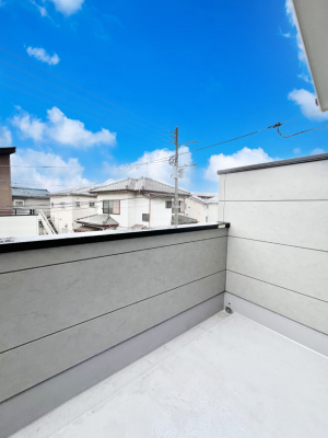 oRj[@P`Balcony`  傫ȋɈ͂܂ꂽĈƁB  oRj[`ň|IȊJɕ܂܂B  oRj[͗z݂zc󕨂C悭Ƃł܂B