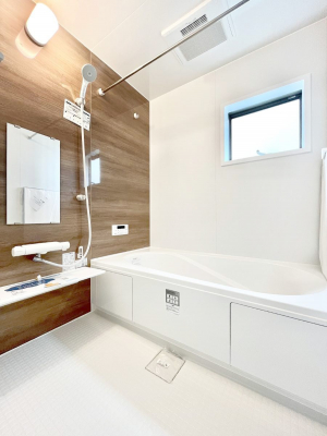@Q`Bath Room`@͋C̗ŖɌătbVB@\tĂ̂Ő􂢏オ󕨂AJ̓VCCɂ邱Ƃ\łB