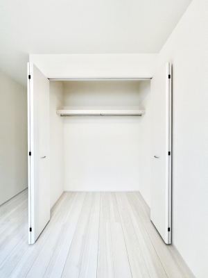 [@`Closet`@ǖʃN[[bg΃^XuKvȂAôȂXbLԂێł܂BꂽXy[XLɊpłBG߂̈ߗނ̕iȂǂՂ[o܂ˁ