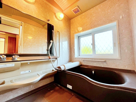 @`Bath Room`@t̃oX[́Ǎ薾邭C̗ǂԂłB邱ƂŁACǍDB芰oX[ŁÃoX^Cy݂ɂȂ肻łB
