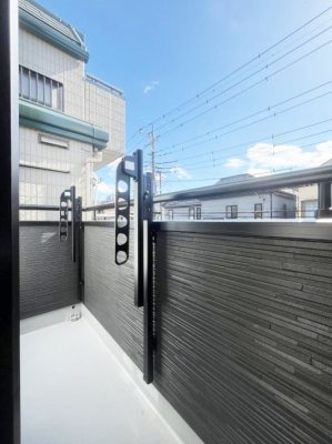 oRj[@`Balcony`@傫ȋɈ͂܂ꂽĈƁBoRj[`ň|IȊJɕ܂܂BoRj[͗z݂zc󕨂C悭Ƃł܂B